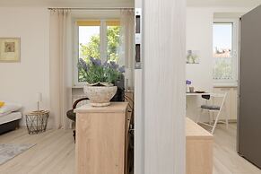 Sunny Studio Raclawicka by Renters