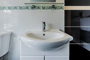 Stylish 3-bed House With Free Parking & Wifi