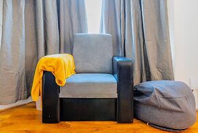 Stylish 3-bed House With Free Parking & Wifi