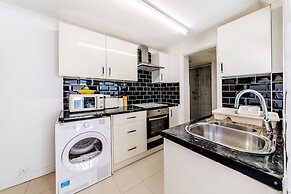 Stylish 3-bed House With Free Parking & Wifi