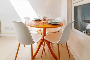 Stylish 3-bed House With Free Parking & Wifi