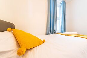 Stylish 3-bed House With Free Parking & Wifi
