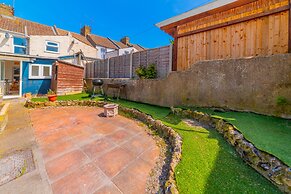 Stylish 3-bed House With Free Parking & Wifi