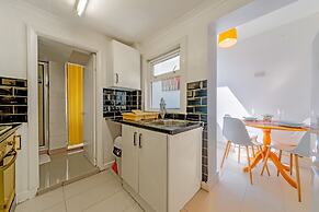 Stylish 3-bed House With Free Parking & Wifi