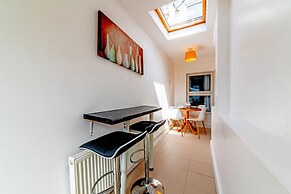 Stylish 3-bed House With Free Parking & Wifi