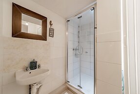 Stylish 3-bed House With Free Parking & Wifi
