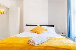 Stylish 3-bed House With Free Parking & Wifi