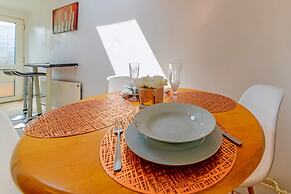 Stylish 3-bed House With Free Parking & Wifi