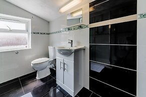 Stylish 3-bed House With Free Parking & Wifi