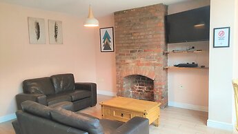 Large 5 Bedroom House Terrace Parking