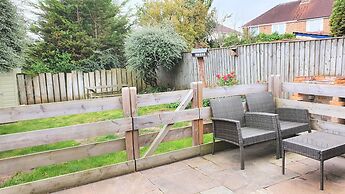 Large 5 Bedroom House Terrace Parking