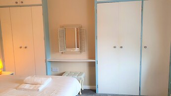 Large 5 Bedroom House Terrace Parking