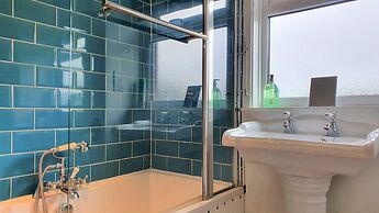 Large 5 Bedroom House Terrace Parking