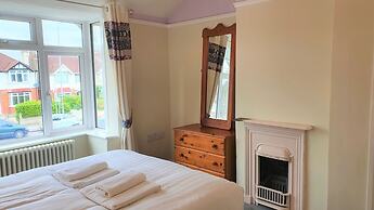 Large 5 Bedroom House Terrace Parking