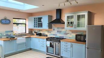 Large 5 Bedroom House Terrace Parking