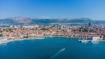 Apt With Terrace and sea View, in Heart of Split