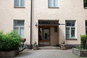 2ndhomes Deluxe 2BR Apt w Sauna&Balcony