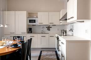 2ndhomes Deluxe 2BR Apt w Sauna&Balcony