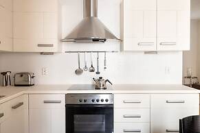 2ndhomes Deluxe 2BR Apt w Sauna&Balcony