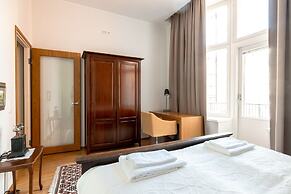 2ndhomes Deluxe 2BR Apt w Sauna&Balcony