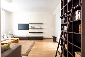 2ndhomes Deluxe 2BR Apt w Sauna&Balcony