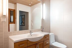 2ndhomes Deluxe 2BR Apt w Sauna&Balcony