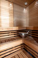 2ndhomes Deluxe 2BR Apt w Sauna&Balcony
