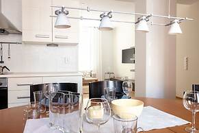 2ndhomes Deluxe 2BR Apt w Sauna&Balcony