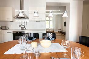 2ndhomes Deluxe 2BR Apt w Sauna&Balcony