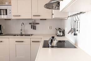 2ndhomes Deluxe 2BR Apt w Sauna&Balcony