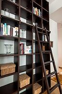 2ndhomes Deluxe 2BR Apt w Sauna&Balcony