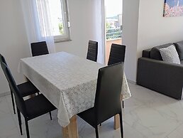 Immaculate 2-bed Apartment in Okrug Gornji