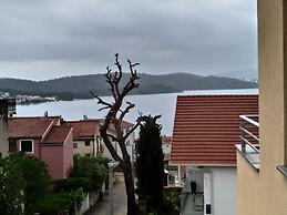 Immaculate 2-bed Apartment in Okrug Gornji