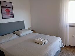 Immaculate 2-bed Apartment in Okrug Gornji