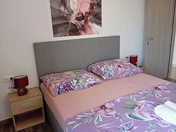 Immaculate 2-bed Apartment in Okrug Gornji