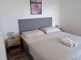 Immaculate 2-bed Apartment in Okrug Gornji