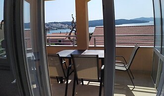 Immaculate 2-bed Apartment in Okrug Gornji