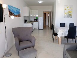 Immaculate 2-bed Apartment in Okrug Gornji