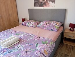 Immaculate 2-bed Apartment in Okrug Gornji