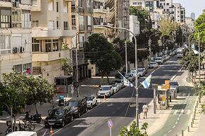 Spacious & Bright 3BR Apt with City View