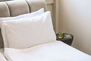 Spacious & Bright 3BR Apt with City View