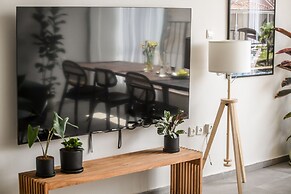 Spacious & Bright 3BR Apt with City View