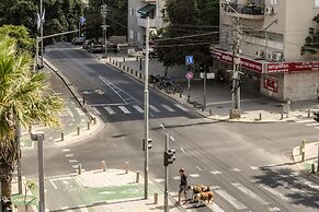 Spacious & Bright 3BR Apt with City View