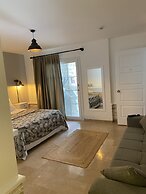 Alaçatı Moonbox Hotel