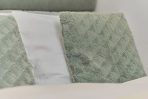 Riverside Apartment & Parking by Renters