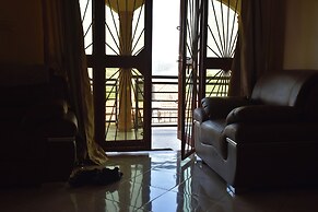 Kampala 5-beds, Sleeps 8 With Garden & Parking