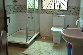 Kampala 5-beds, Sleeps 8 With Garden & Parking