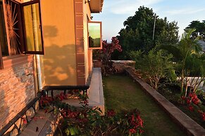 Kampala 5-beds, Sleeps 8 With Garden & Parking