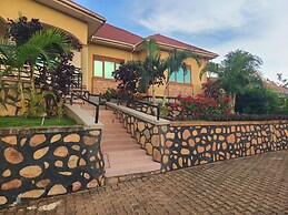 Kampala 5-beds, Sleeps 8 With Garden & Parking