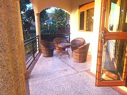 Kampala 5-beds, Sleeps 8 With Garden & Parking